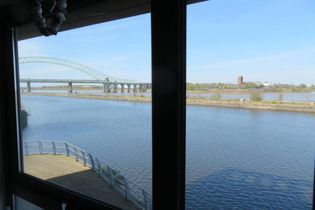 Home From Home With Fantastic Views 2 Runcorn Bagian luar foto